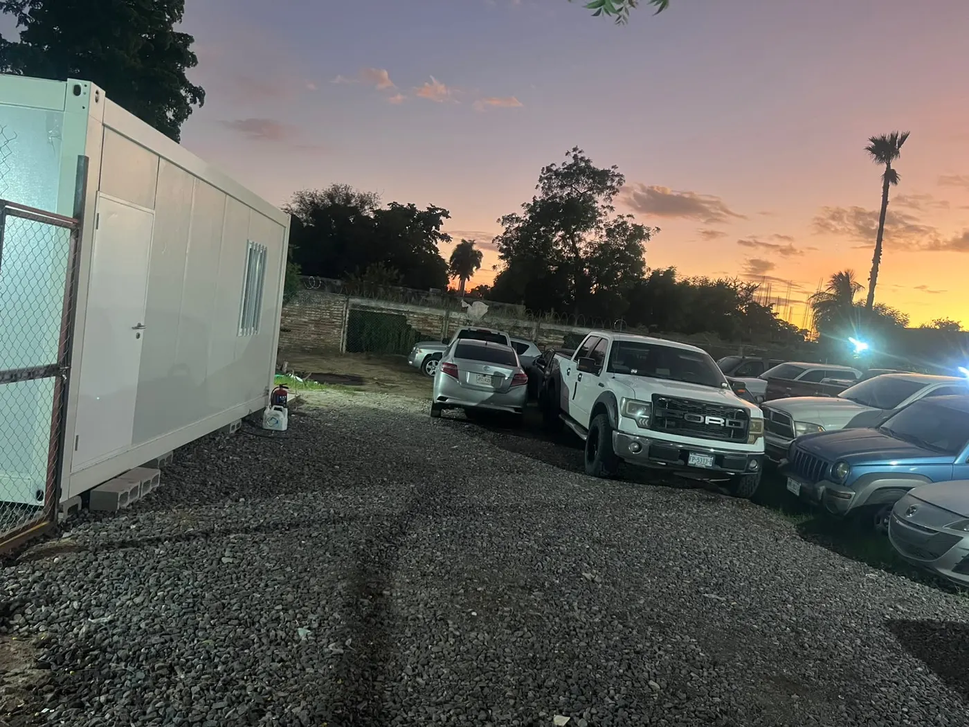 Oficina de venta en lote de autos