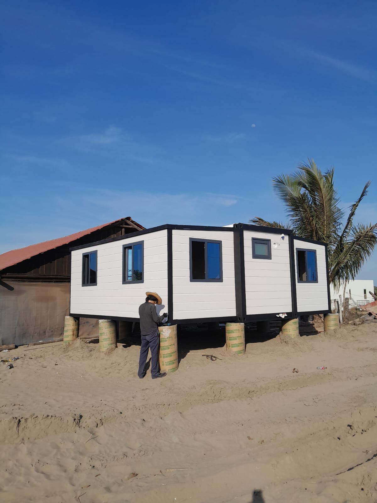 COUVA 6×6 instalada sobre pilotes en terreno de playa